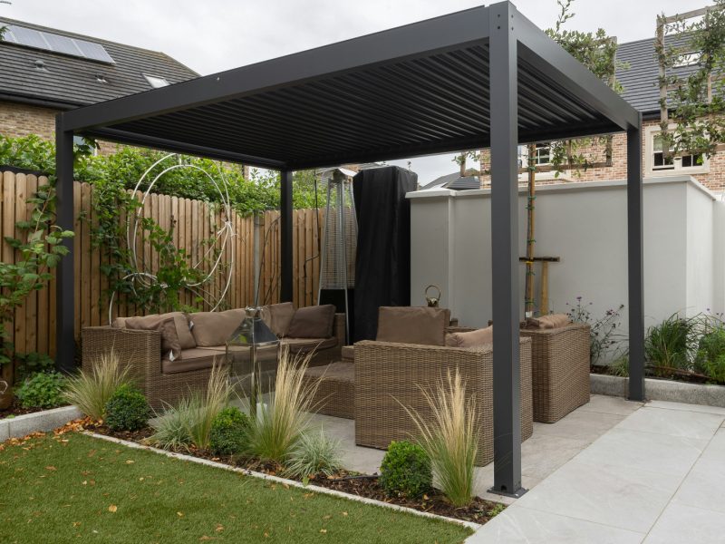Pergola à toit fixe : une solution durable pour profiter de son extérieur toute l’année
